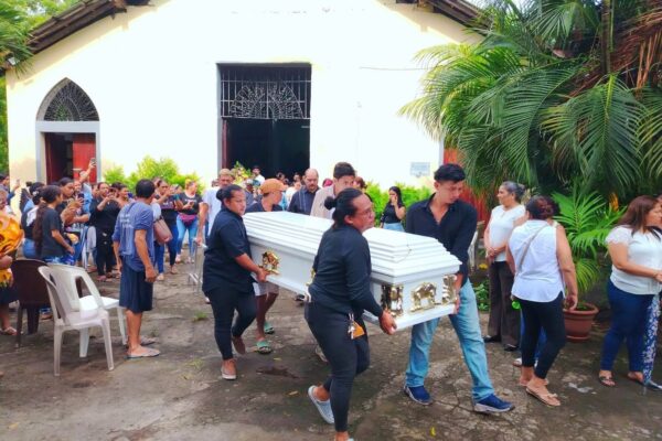 Familiares y amigos dan el último adiós a La Pajarita Chinandegana