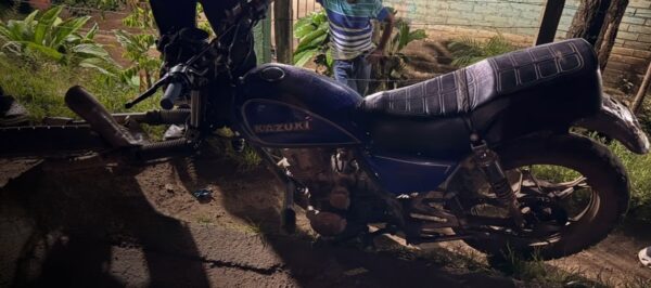 Choque de motocicletas deja un muerto y un herido