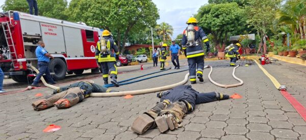 Bomberos realizan ejercicio demostrativo sobre respiración autónoma