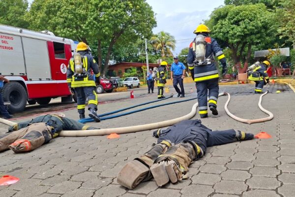 Bomberos realizan ejercicio demostrativo sobre respiración autónoma