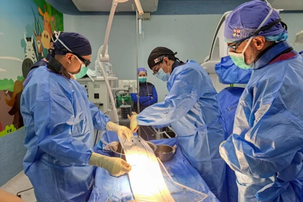 Médicos de EE.UU y nicaragüenses en jornada de cateterismos a niños en el Hospital La Mascota