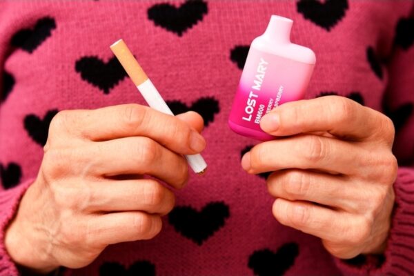 ¿Fumar para dejar de fumar? El extraño método contra la nicotina que gana terreno en redes
