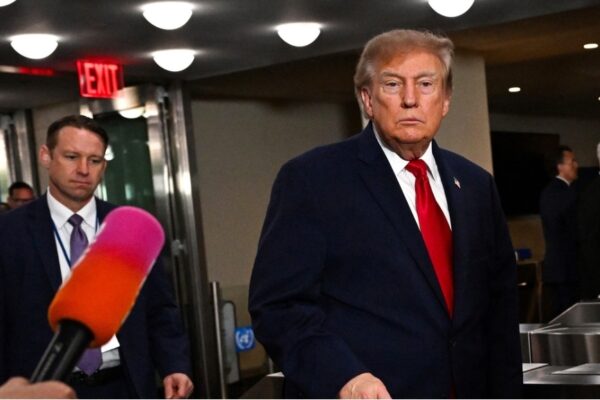 Un juez de EE.UU bloquea el veto de Trump a CNN, MS NOW y Politico