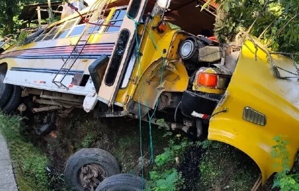 Accidente de autobús en la cuesta La Ponzoña deja a 10 lesionados