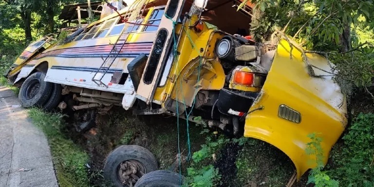 Accidente de autobús en la cuesta La Ponzoña deja a 10 lesionados