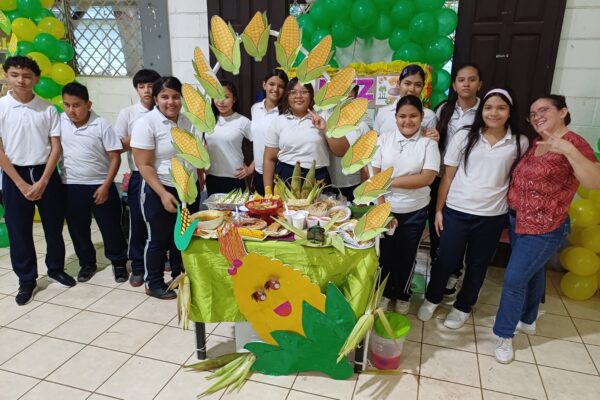 Estudiantes celebran el Día Nacional del Maíz con ferias gastronómicas