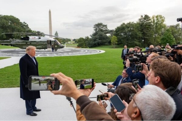 “Sin credibilidad”: Trump arremete contra CNN y MSNBC, en medio de la visita de Xi a EE.UU