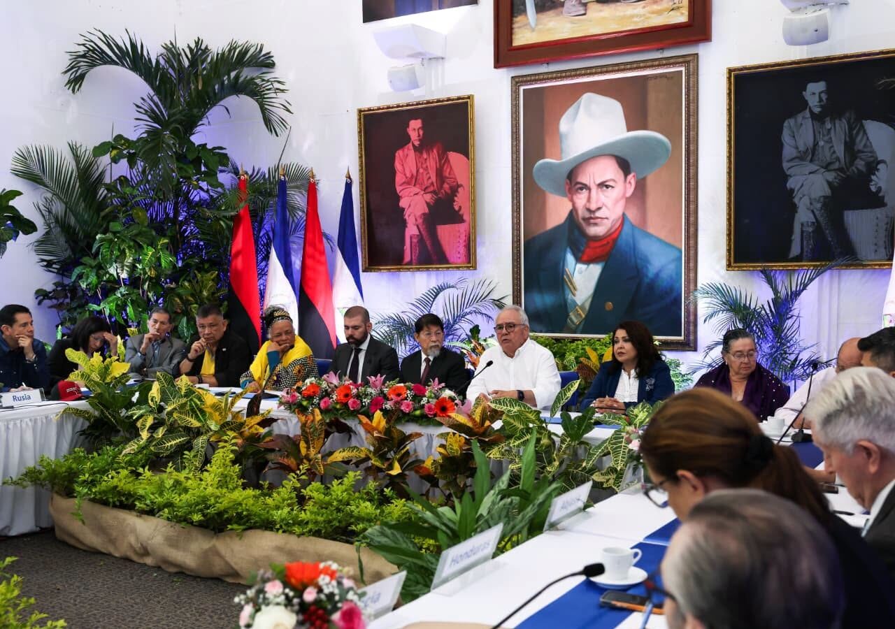 Asamblea Nacional expone a misiones diplomáticas el respaldo popular a las reformas constitucionales