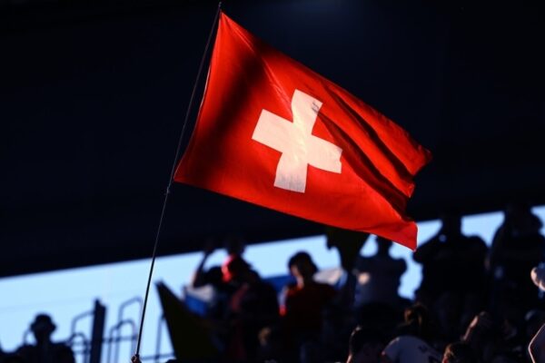 Suiza vota por endurecer o no su neutralidad, primeros resultados