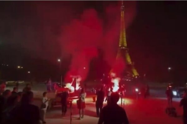 Bomberos en huelga instalan un campamento de protesta en pleno corazón de París
