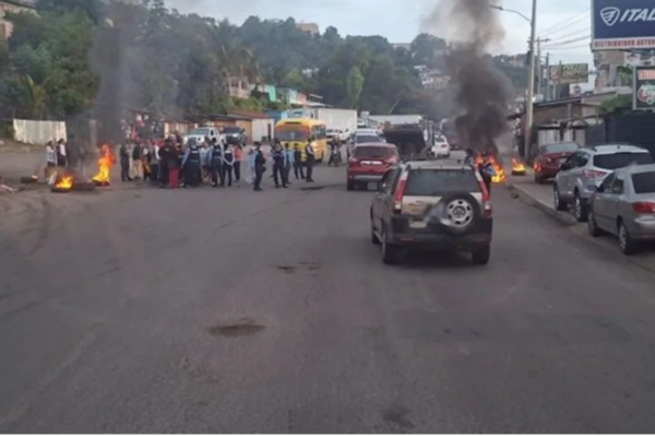 Protestas y bloqueos de carreteras en Honduras por el alza del precio del combustible