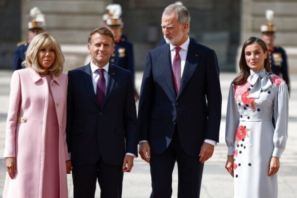 Reyes Felipe y Letizia reciben con los máximos honores a Emmanuel y Brigitte Macron en el Palacio Real de Madrid