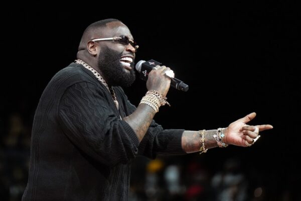 El rapero Rick Ross fue arrestado en Miami Beach tras acusaciones de golpear y estrangular a su pareja