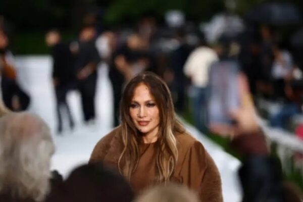 Jennifer López en París: La acusan de “aires de diva” por trato a su equipo de seguridad