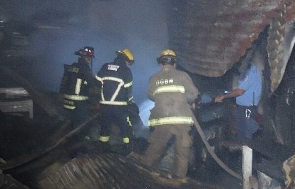 Incendio consume una vivienda y deja daños parciales en otras dos en Managua