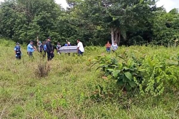 Encuentran muerta a mujer en un predio en la carretera entre La Libertad y Santo Domingo