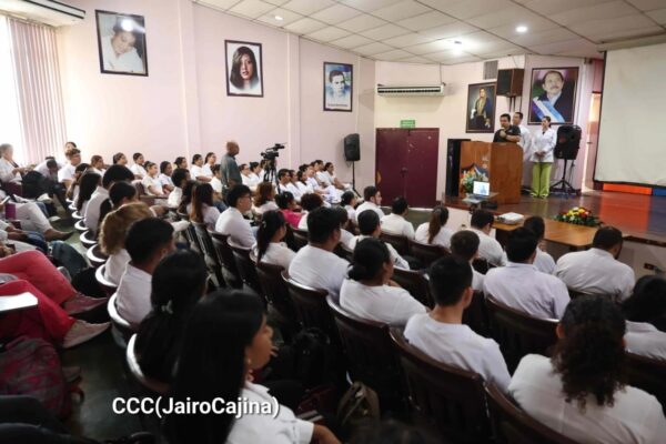 Trabajadores de la salud rinden homenaje a la gesta insurreccional de Octubre Victorioso
