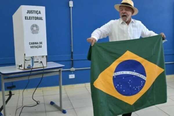 Lula vota y confía en resultados favorables en comicios brasileños