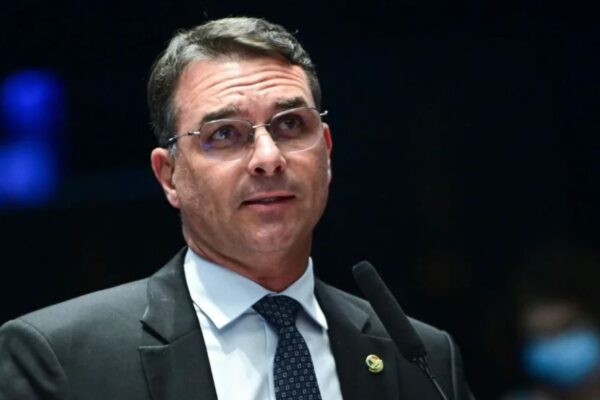 Flávio Bolsonaro lidera resultados parciales en elecciones de Brasil