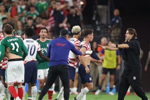 La doble bofetada que encendió el partido México-EE.UU