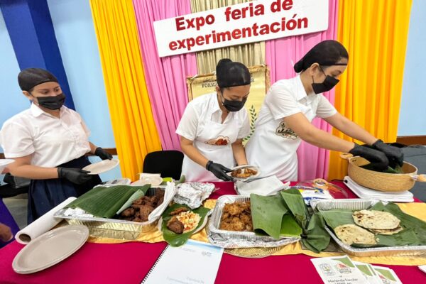 Estudiantes normalistas destacan en elaboración de proyectos de alimentación saludable
