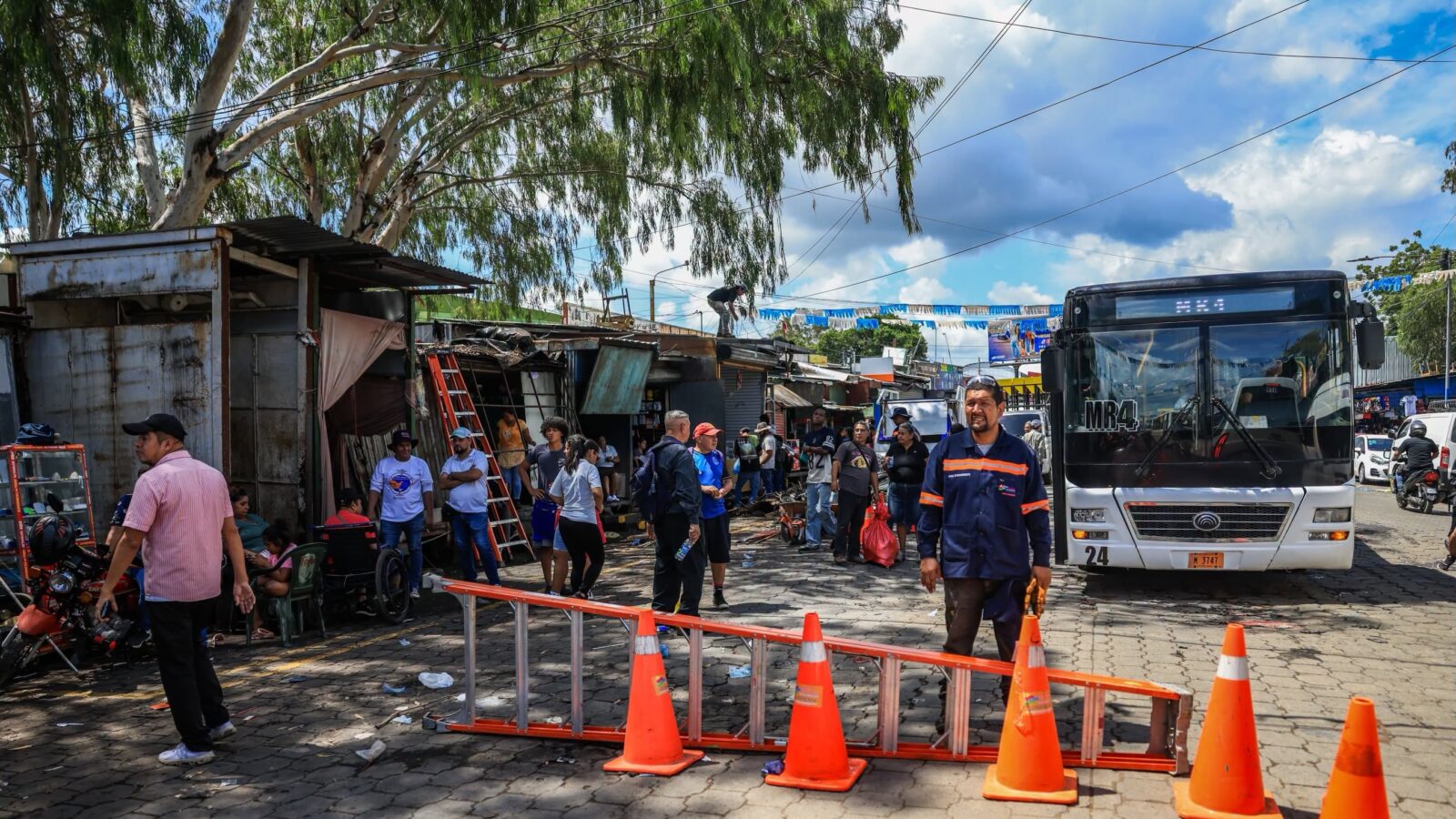 Comerciantes colaboran en el despeje de las vías en el sector del Gancho de Caminos