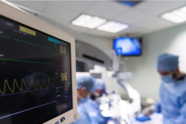 Médicos chinos realizan una cirugía sin precedentes a un feto: ¿en qué consistió?