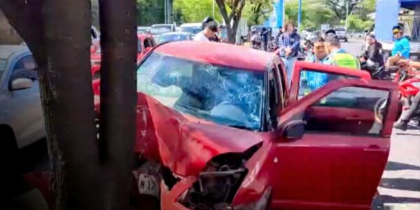 Muere conductor al estrellarse con su vehículo contra un árbol en Managua