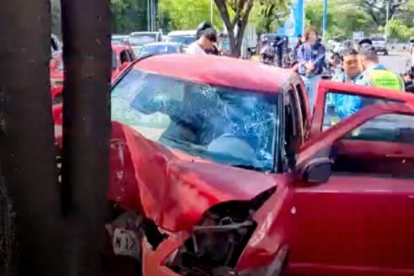 Muere conductor al estrellarse con su vehículo contra un árbol en Managua