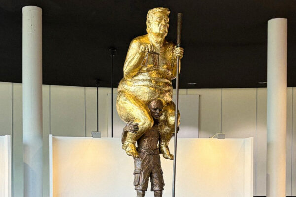 Polémica estatua de Trump desnudo llega al Parlamento Europeo