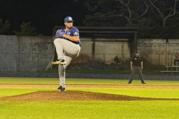 Los Tiburones pegan primero en la final del Pomares