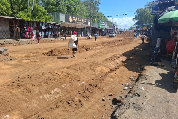Cierran paso vehicular en el Gancho de Camino por obras de asfaltado y reordenamiento de comerciantes