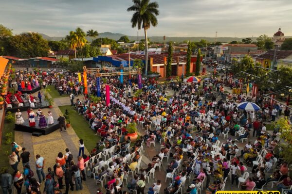 Niños y adultos participan en homenaje a la marimba de arco en Masaya