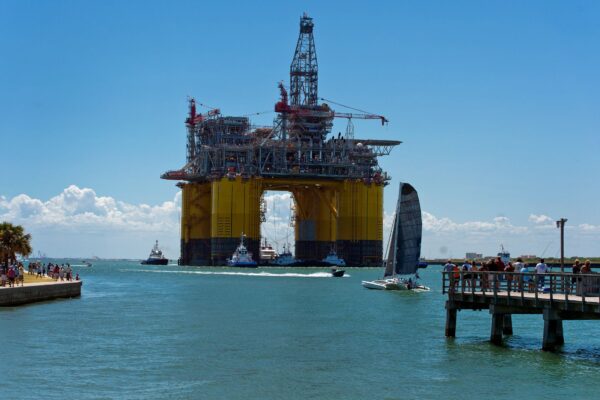 Chevron evacúa personal y ajusta producción en el golfo de México por el huracán Isaías