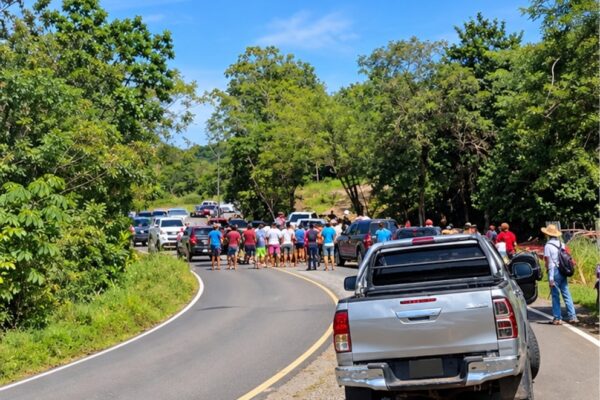 Damnificados por el terremoto en Panamá bloquean una carretera mientras el Gobierno asegura que distribuye ayuda