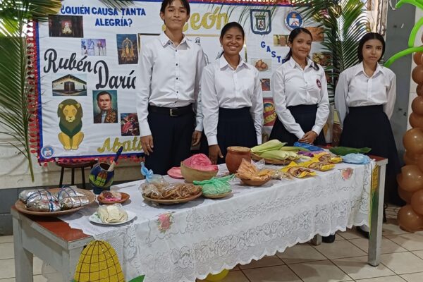 Estudiantes conmemoran Día de la Resistencia Indígena con actividades culturales y gastronómicas