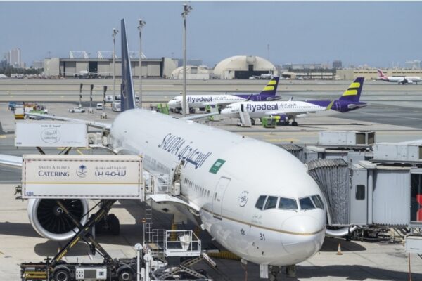 Los hutíes lanzan una advertencia a los aeropuertos y las refinerías de Arabia Saudita
