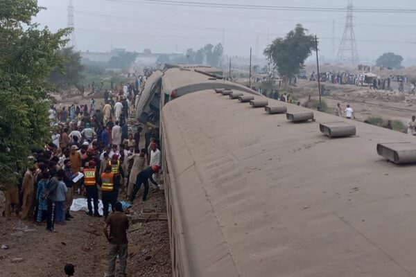 Tragedia en Pakistán: descarrila tren de pasajeros con saldo de 5 muertos y 35 heridos