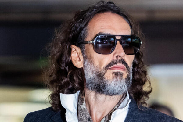 Actor Russell Brand, descrito como “depredador sexual” en juicio por violación