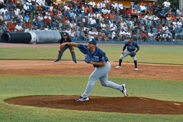 Tiburones de Granada alargan la final del Pomares tras vencer a Rivas en el quinto juego