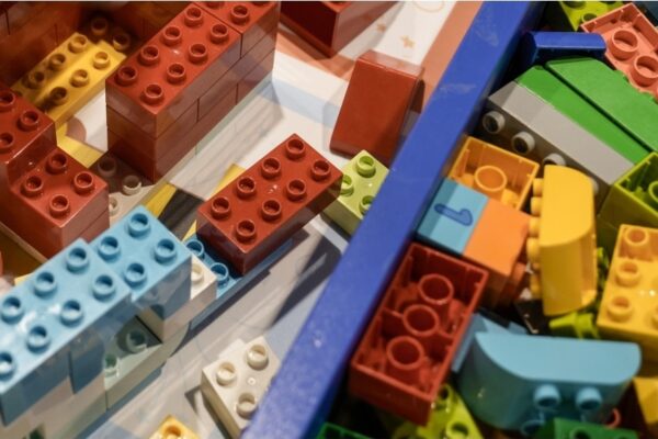 Científicos convierten plásticos y piezas de LEGO en esponjas capaces de extraer agua del aire