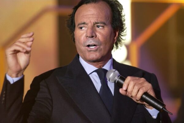 Fiscalía española avala que se investigue a Julio Iglesias por agresión sexual