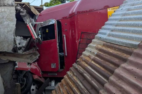 Rastra sin frenos destruye tres viviendas en la Carretera Sur sin víctimas que lamentar