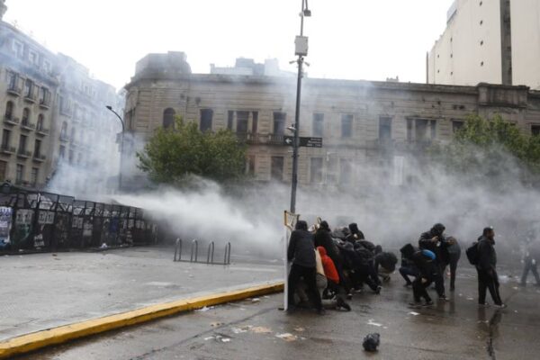 Policía reprime multitudinaria marcha universitaria en Argentina