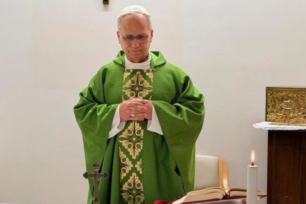 El Vaticano publica las primeras fotos del papa tras su cirugía