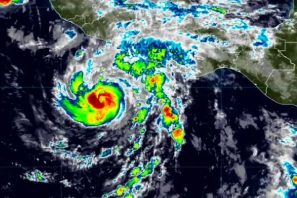 Huracán Trudy sube a categoría 3 y amenaza a estados mexicanos del Pacífico