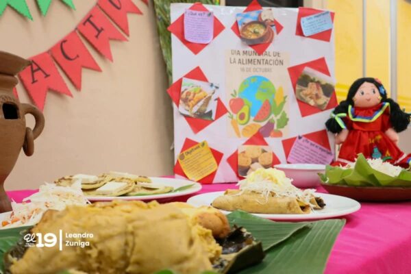 Estudiantes celebran el Día Mundial de la Alimentación con muestras gastronómicas