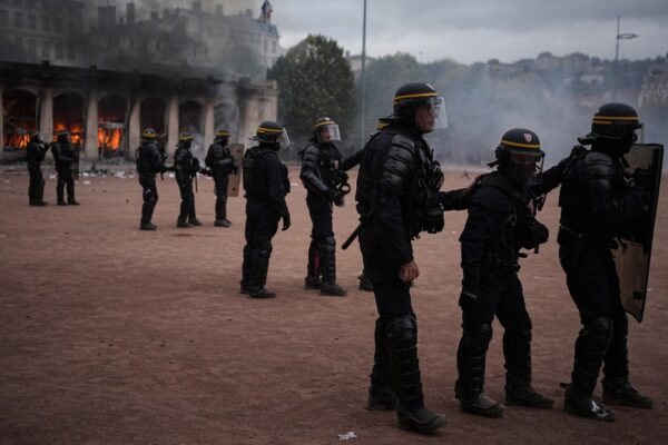 Zajárova acusa a Macron de doble moral tras sus amenazas a los manifestantes