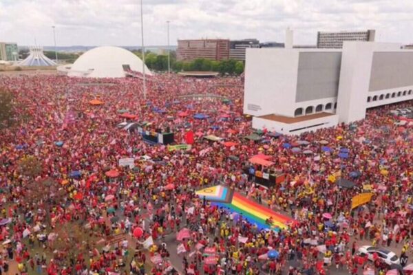 Movilización en Brasilia respalda a Lula a una semana del balotaje
