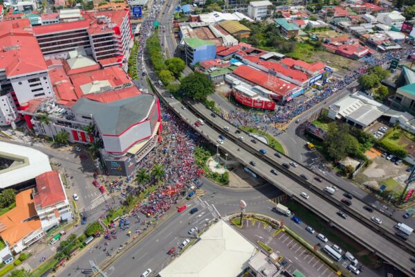 Comunidad universitaria de Costa Rica protesta en defensa de la educación y rechazar los recortes al presupuesto